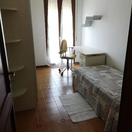 Con Ampio Giardino Vicina Al Mare In Zona Collinare